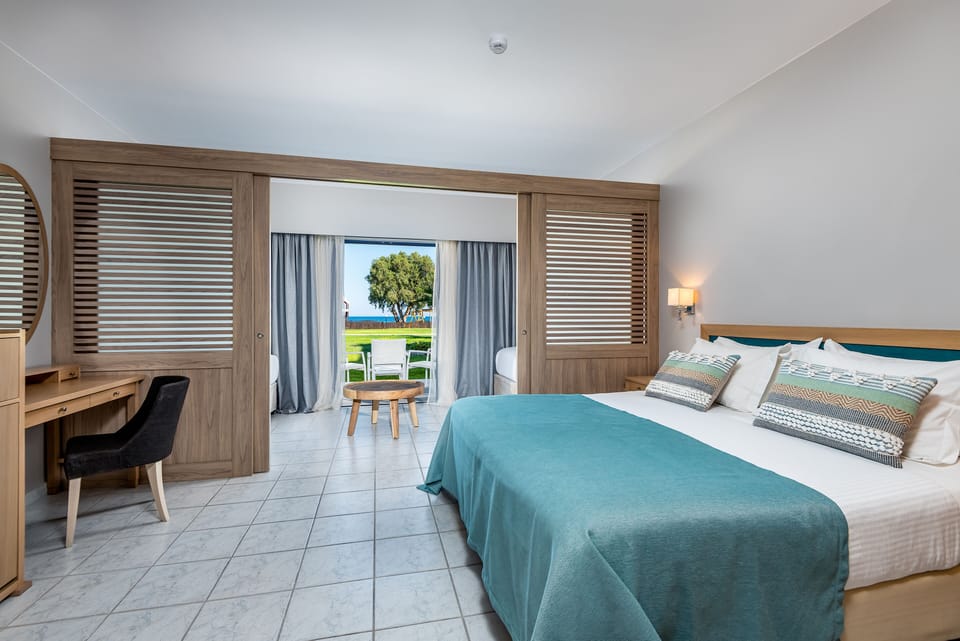 Junior Suite Sea View | Resort Area | In-room safe, desk, free WiFi, bed sheets