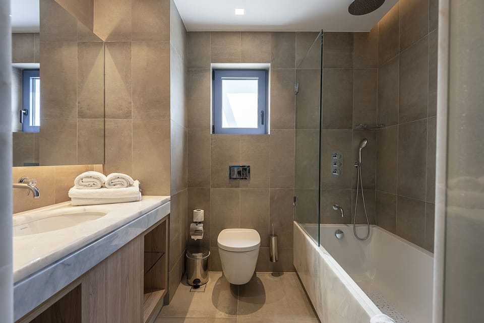 Executive Suite Sea View | Resort Area | Bathroom | Bathtub, free toiletries, hair dryer, bathrobes