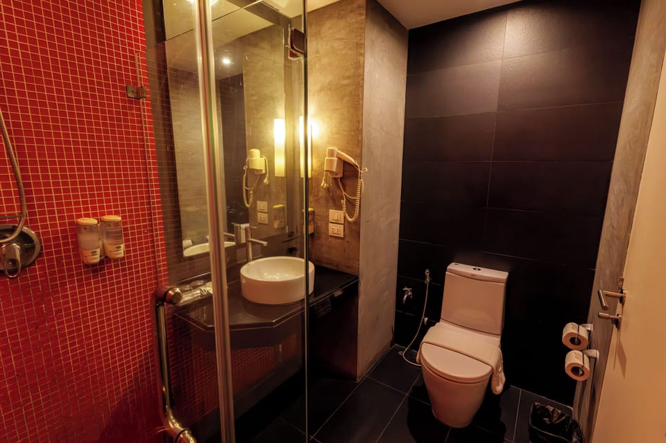 Superior Room with 1 King Bed | Bathroom | Shower, rainfall showerhead, free toiletries, hair dryer