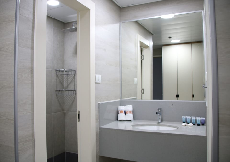 Standard Room | Bathroom | Shower, hydromassage showerhead, towels, soap