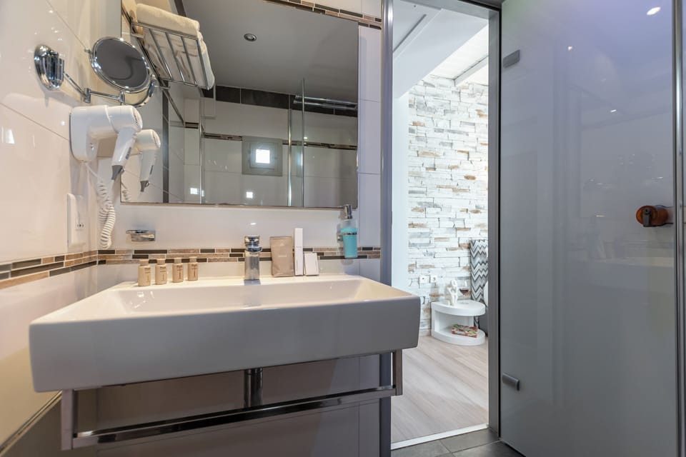 Standard Room, Garden View | Bathroom | Shower, free toiletries, hair dryer, bathrobes