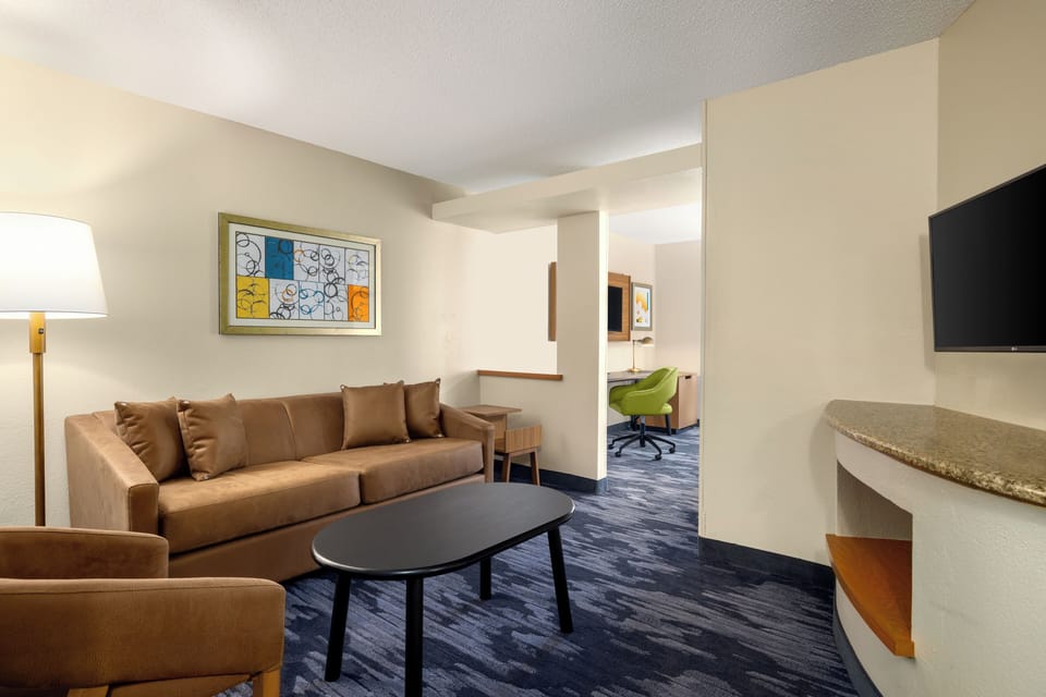 Executive Suite, 1 Bedroom | Living area | Smart TV, Netflix