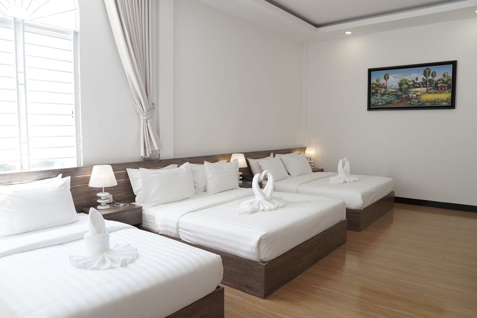 Premium Room | Minibar, in-room safe, desk, laptop workspace