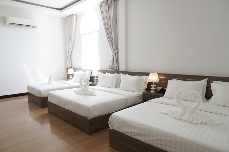 Premium Room | Minibar, in-room safe, desk, laptop workspace