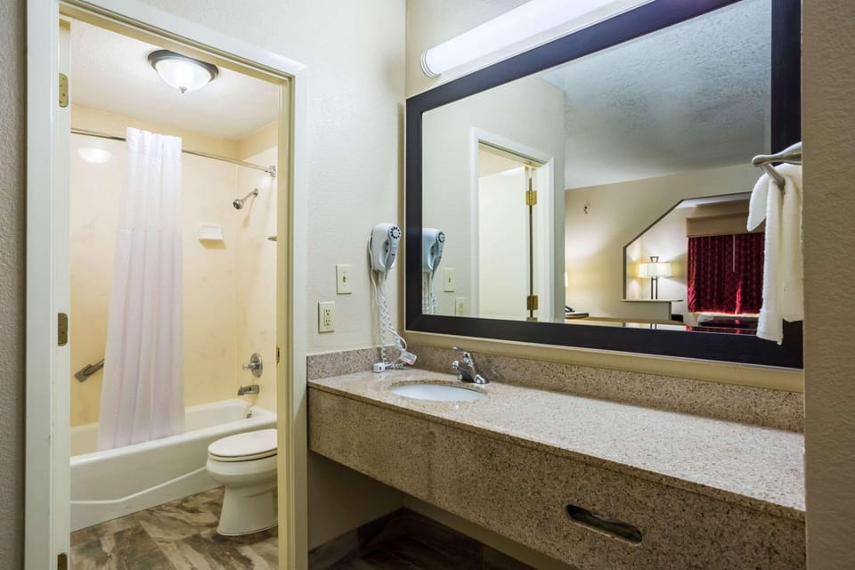 Basic Single Room, 1 King Bed, Smoking | Bathroom | Combined shower/tub, hair dryer, towels