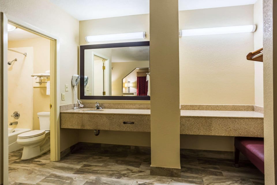 Combined shower/tub, hair dryer, towels