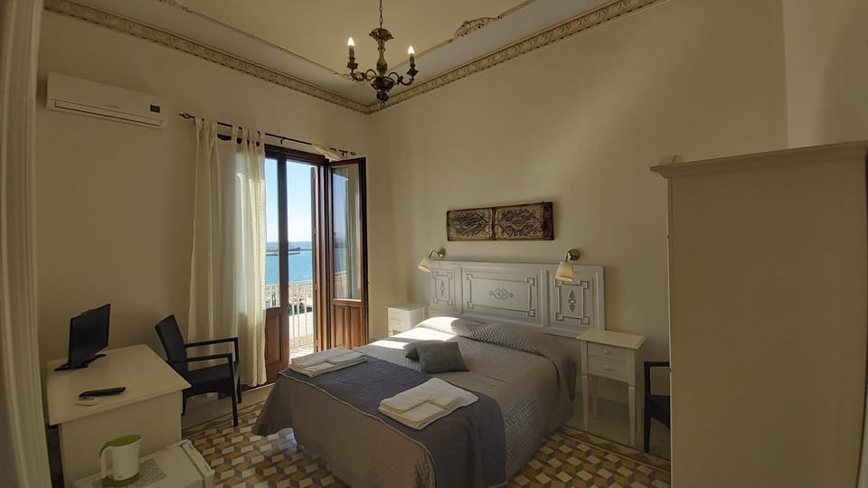 Suite (4 pax) | Select Comfort beds, minibar, desk, soundproofing