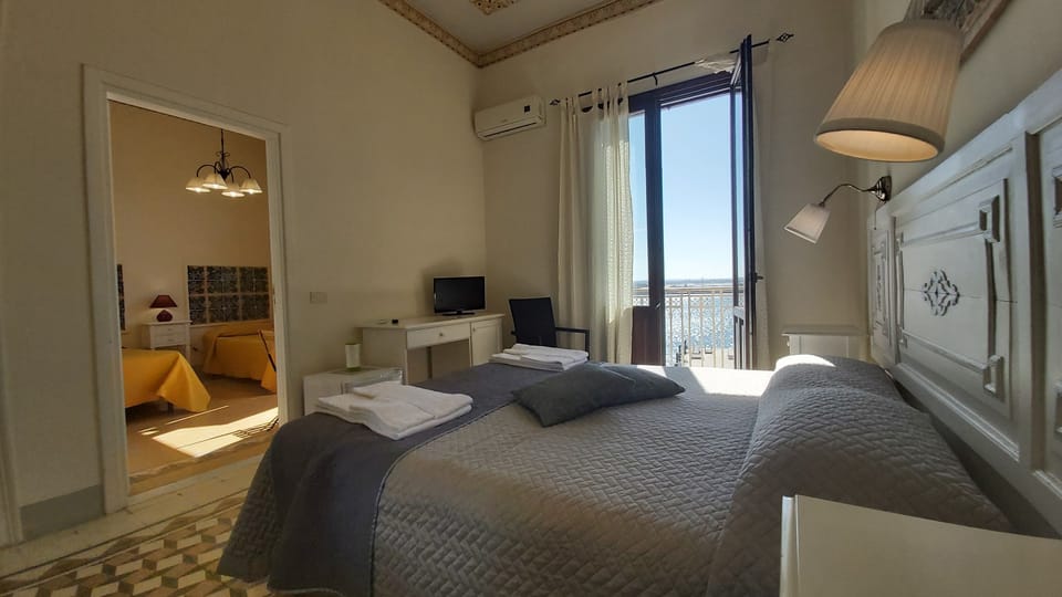 Suite (4 pax) | Select Comfort beds, minibar, desk, soundproofing
