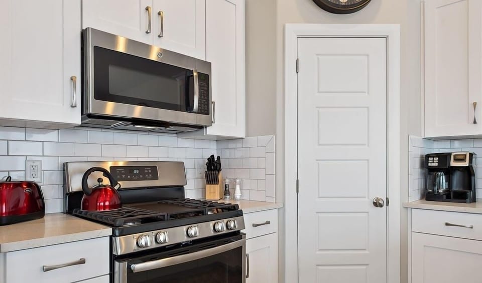 Townhome, 3 Bedrooms | Private kitchen | Fridge, microwave, oven, stovetop