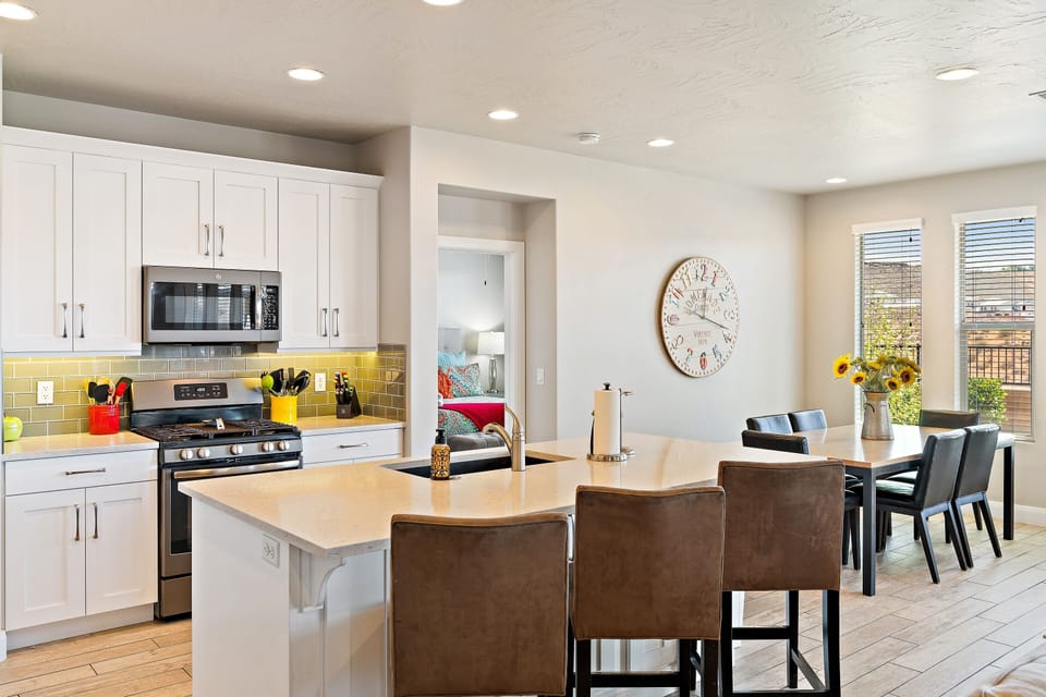 Townhome, 4 Bedrooms | Private kitchen | Fridge, oven, coffee/tea maker, toaster