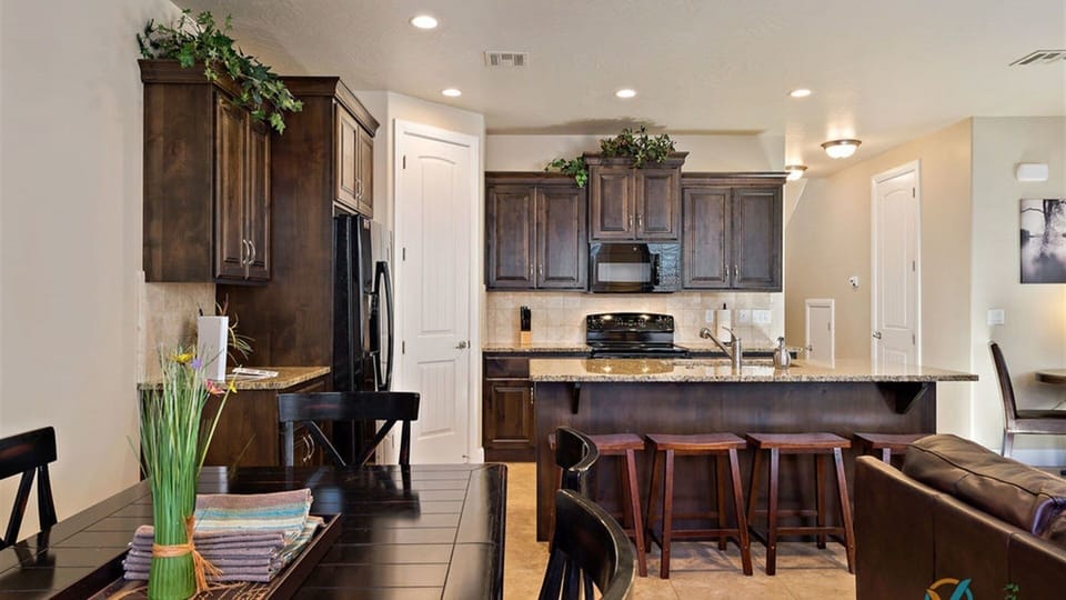 Townhome, 3 Bedrooms | Private kitchen | Fridge, oven, coffee/tea maker, toaster