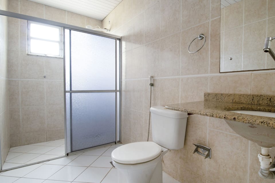 Shower, free toiletries, towels