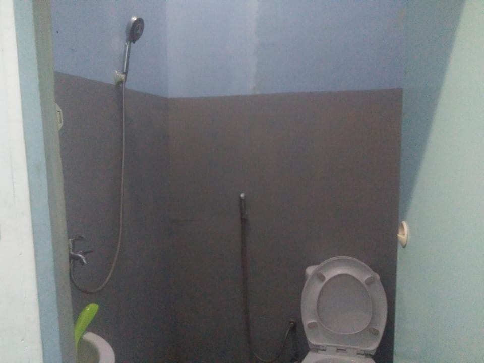 Standard Room, 1 Bedroom, Courtyard View, Ground Floor | Bathroom | Shower, slippers, bidet, towels