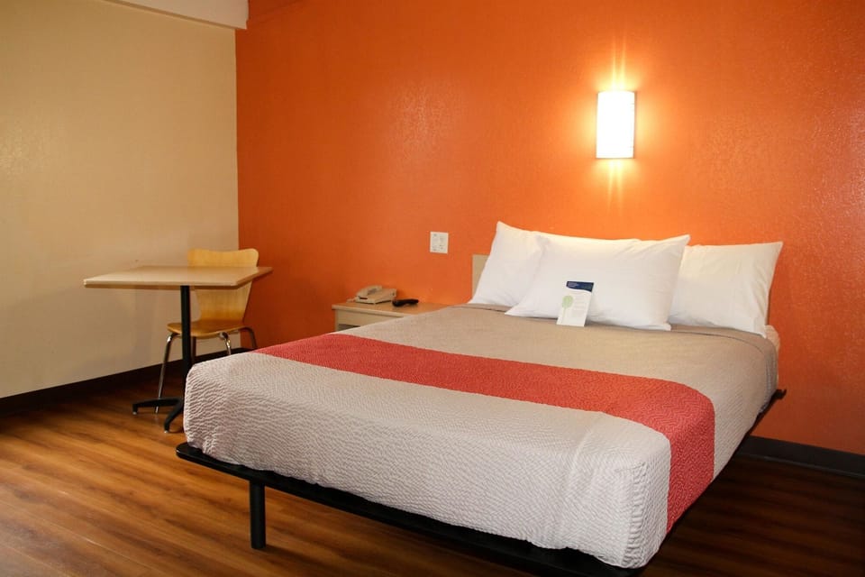 WiFi (free), bed sheets