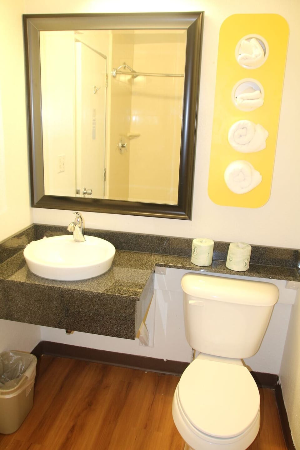 Combined shower/tub, towels