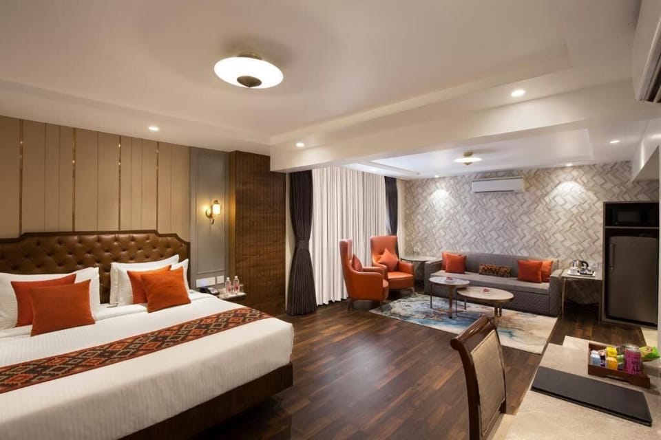 Family Room, 1 King Bed | Premium bedding, in-room safe, desk, laptop workspace