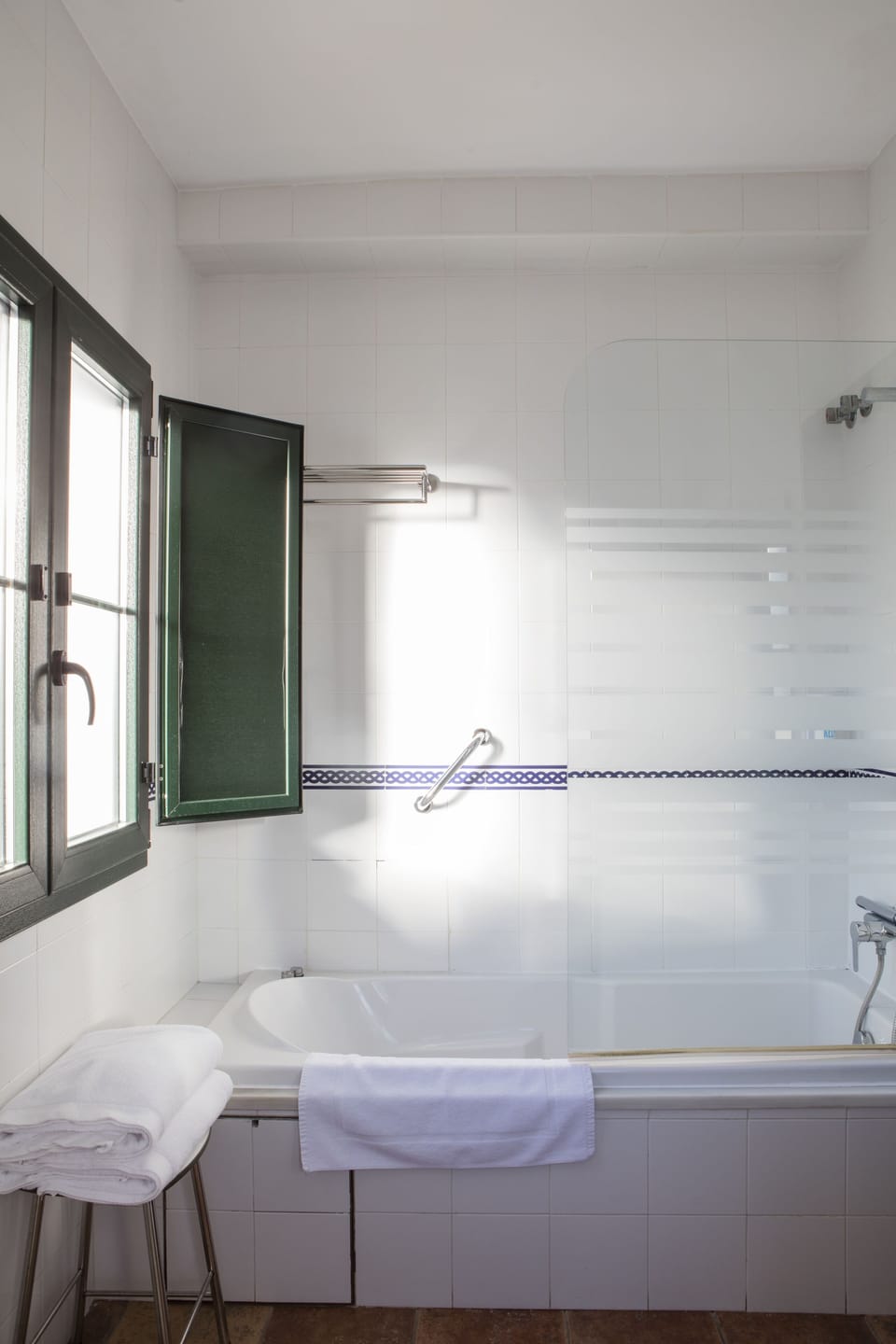 Junior Suite | Bathroom | Shower, free toiletries, hair dryer, towels
