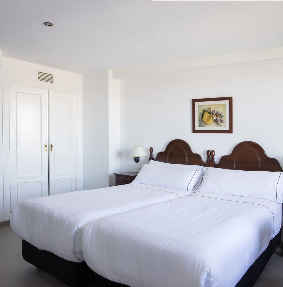 Double Room | Desk, bed sheets