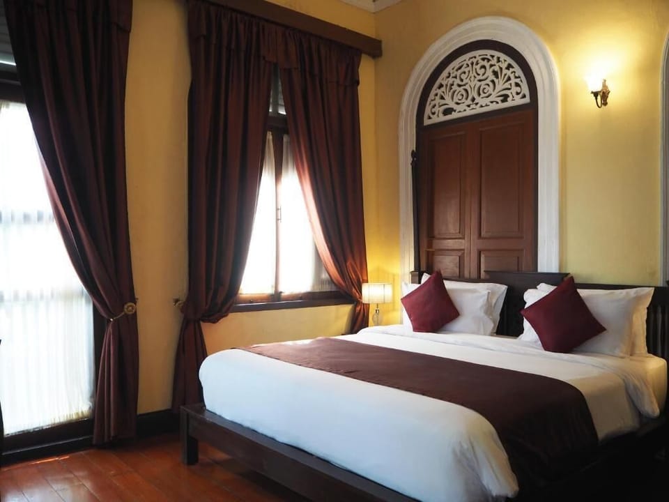 Deluxe Room, 1 King Bed | Minibar, in-room safe, individually decorated, individually furnished