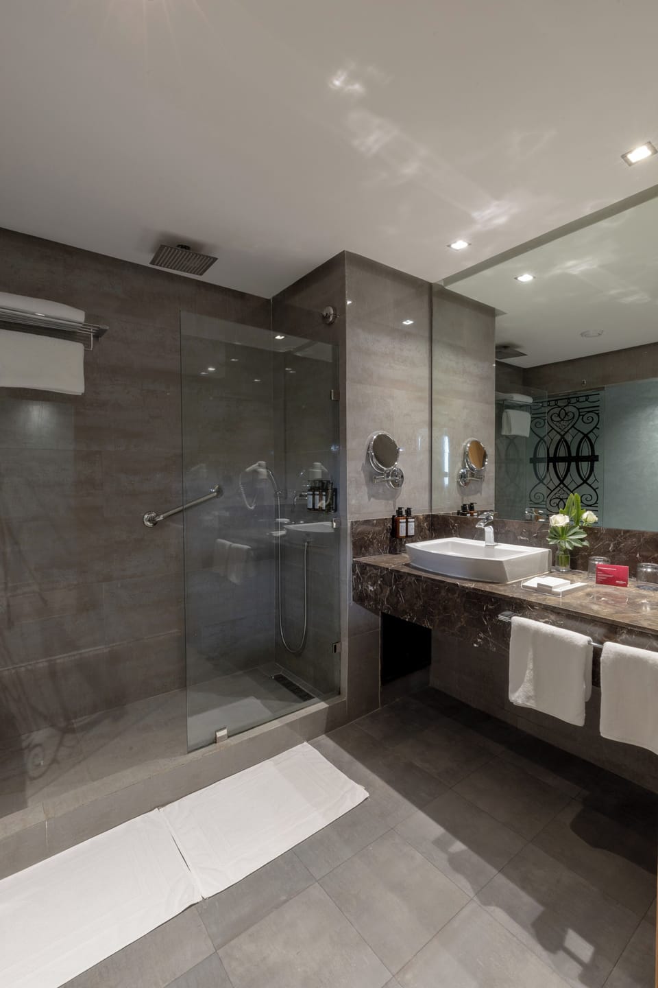 Combined shower/tub, rainfall showerhead, eco-friendly toiletries