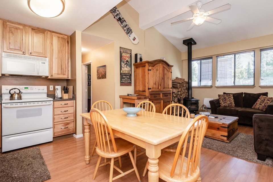 Condo, 1 Bedroom (Summit #257 Bldg. B) | In-room dining