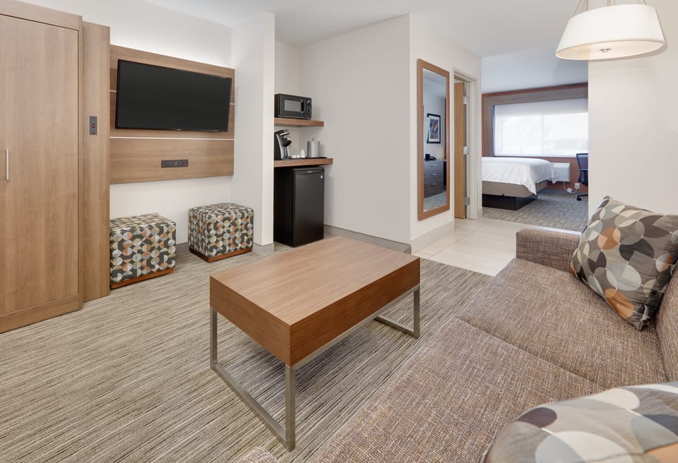 Suite, 1 King Bed | Individually furnished, desk, iron/ironing board, free cribs/infant beds