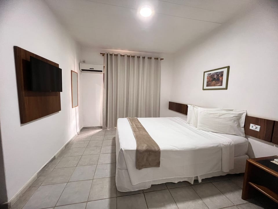 Minibar, in-room safe, bed sheets