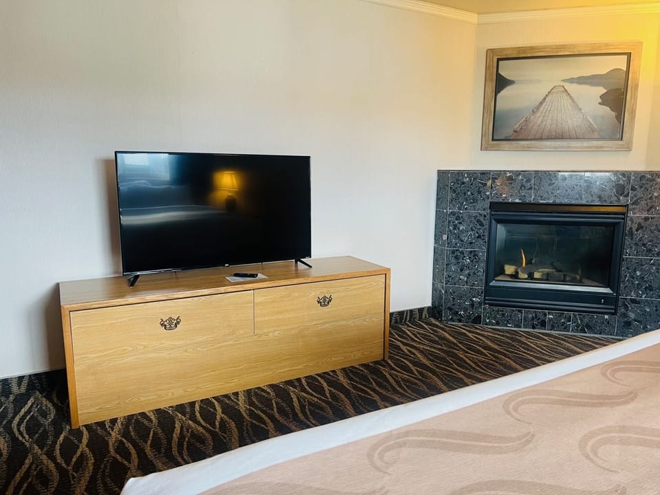 Junior Studio Suite | Blackout drapes, iron/ironing board, free WiFi, bed sheets