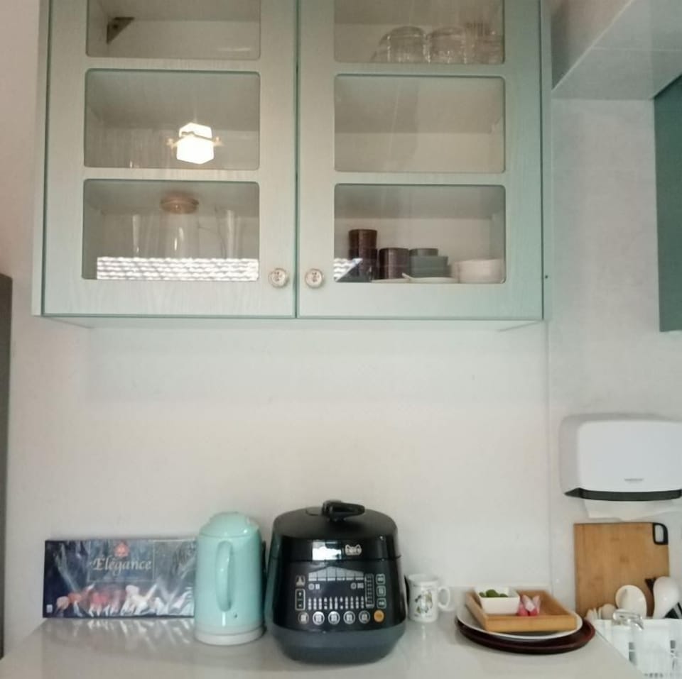 Family Cottage | Shared kitchen | Shared fridge, microwave, stovetop, coffee/tea maker