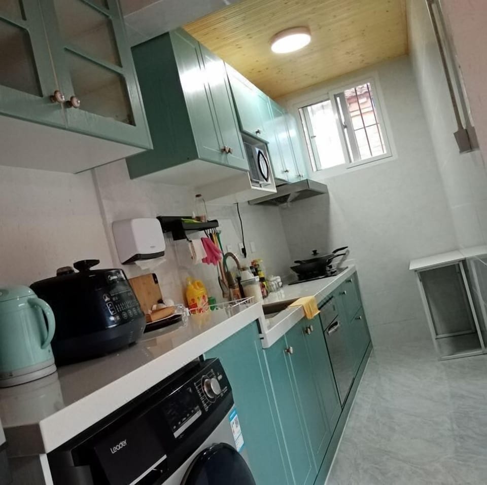 Family Cottage | Shared kitchen | Shared fridge, microwave, stovetop, coffee/tea maker