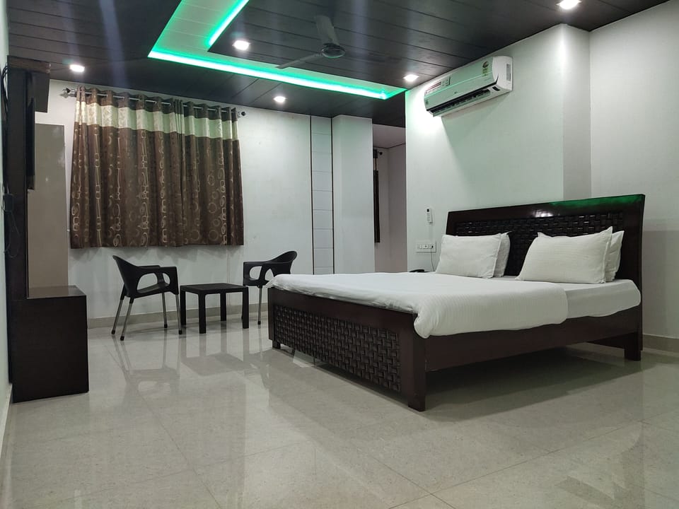 Deluxe Room | Premium bedding, in-room safe, desk, laptop workspace