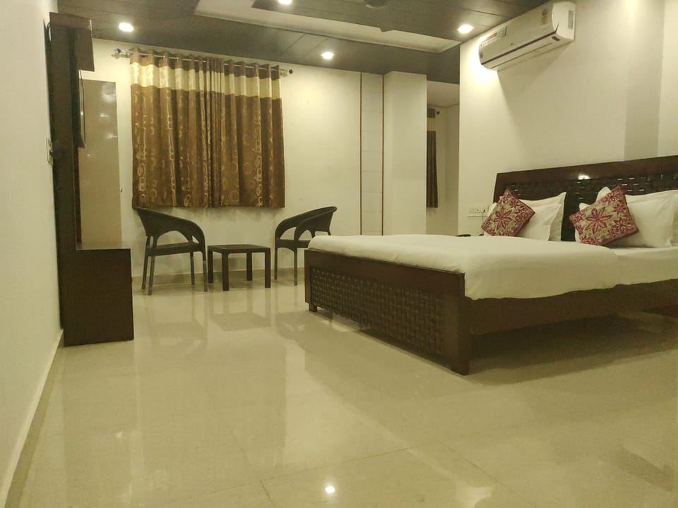 Superior Room | Premium bedding, in-room safe, desk, laptop workspace