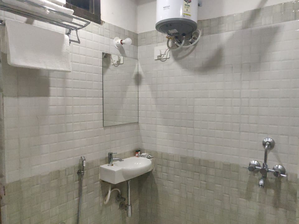 Deluxe Room | Bathroom | Shower, slippers, towels