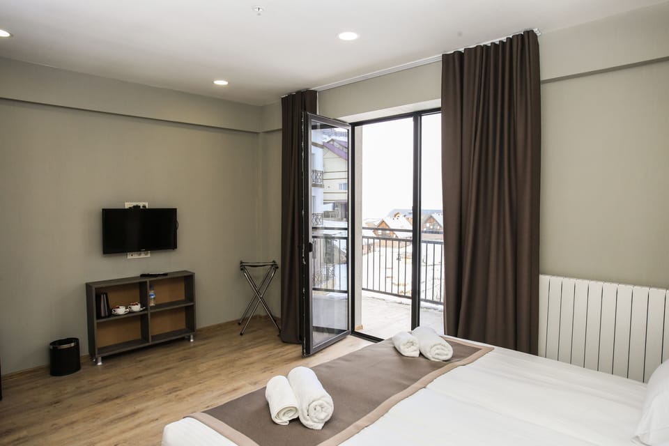 Family Room | Desk, soundproofing, iron/ironing board, free WiFi