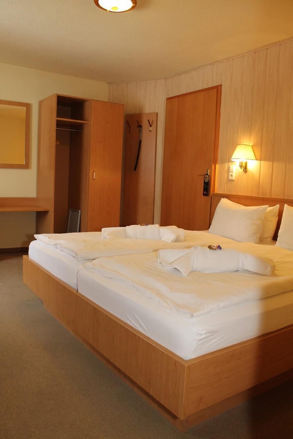 Premium bedding, pillowtop beds, free cribs/infant beds, free WiFi