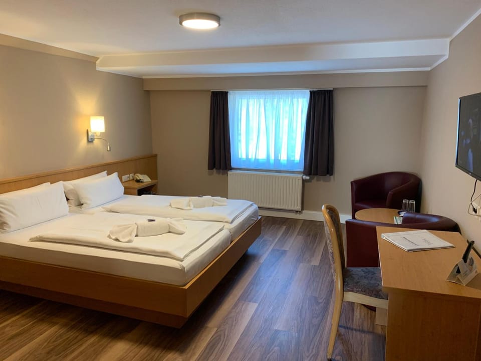 Premium bedding, pillowtop beds, free cribs/infant beds, free WiFi