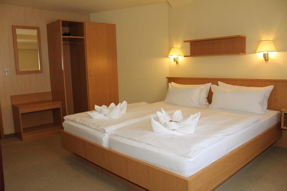 Premium bedding, pillowtop beds, free cribs/infant beds, free WiFi