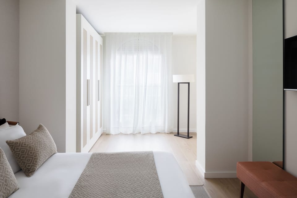 In-room safe, soundproofing, free WiFi, bed sheets
