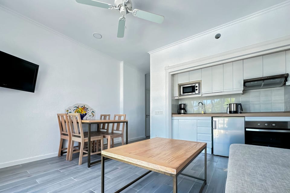Mini-fridge, microwave, oven, stovetop