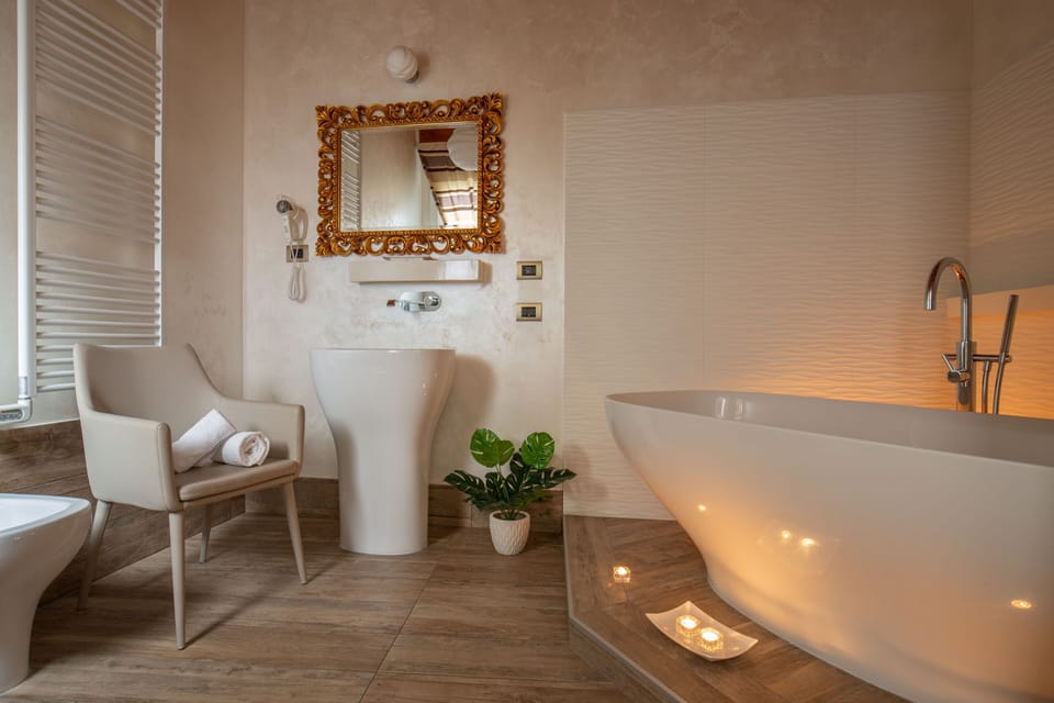Superior Double Room (Gange) | Bathroom | Combined shower/tub, hair dryer, slippers, bidet