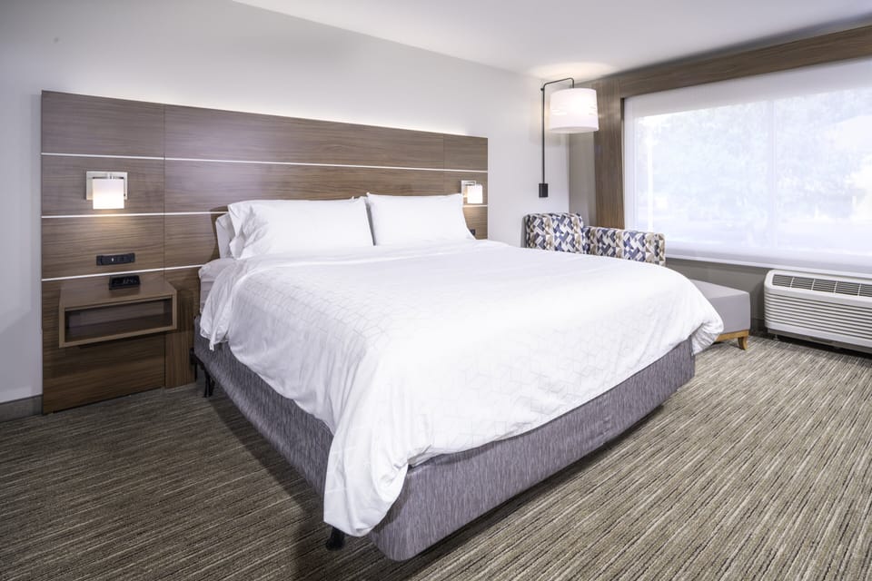 Pillowtop beds, in-room safe, desk, laptop workspace