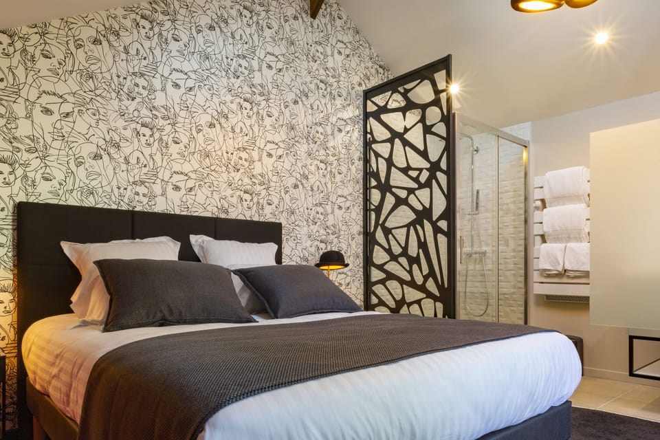 Double Room (Multiples et Unique) | Premium bedding, blackout drapes, soundproofing, WiFi (free)
