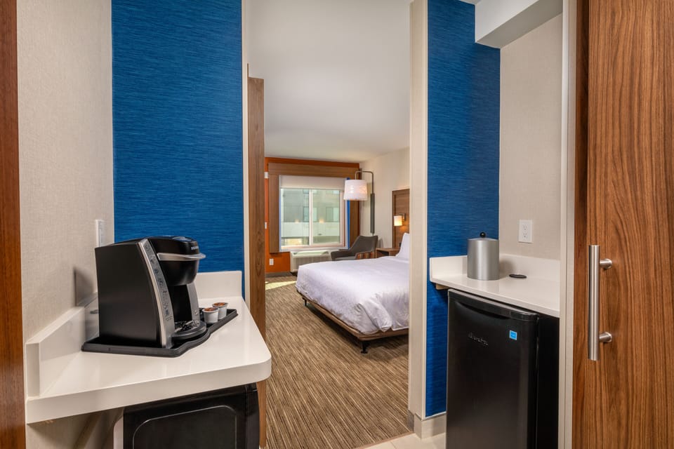 Premium bedding, in-room safe, desk, laptop workspace
