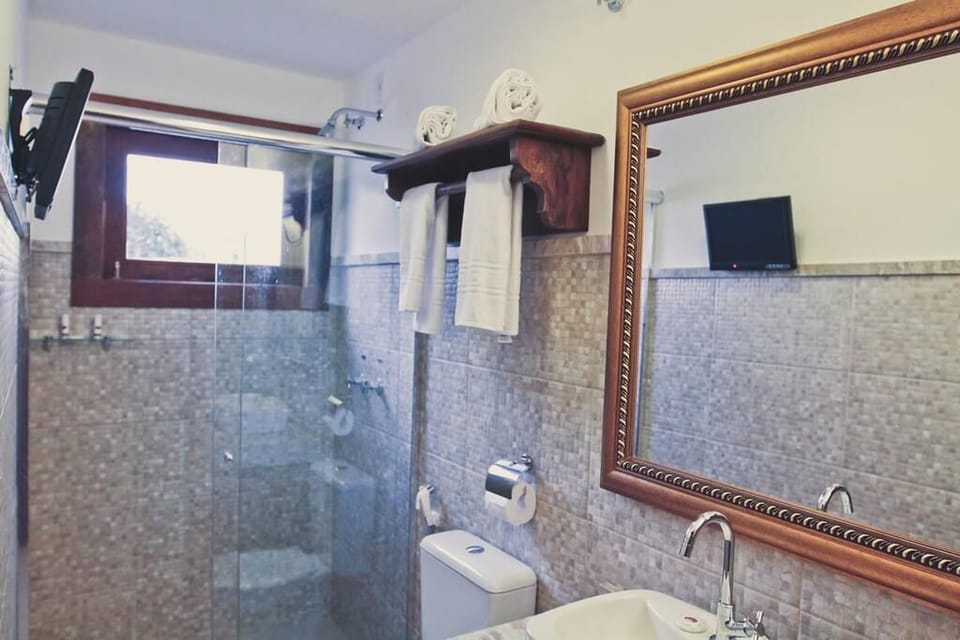 Deluxe Double or Twin Room | Bathroom | Shower, bidet, towels