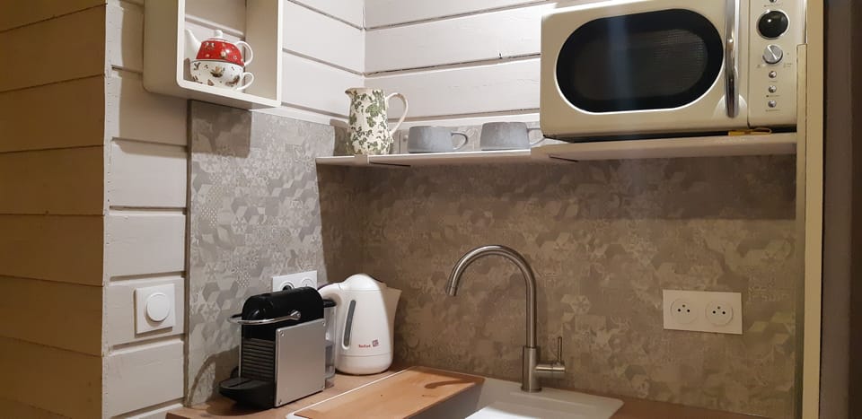 Studio Suite Tourterelle | Private kitchen | Espresso maker, coffee/tea maker, electric kettle, spices