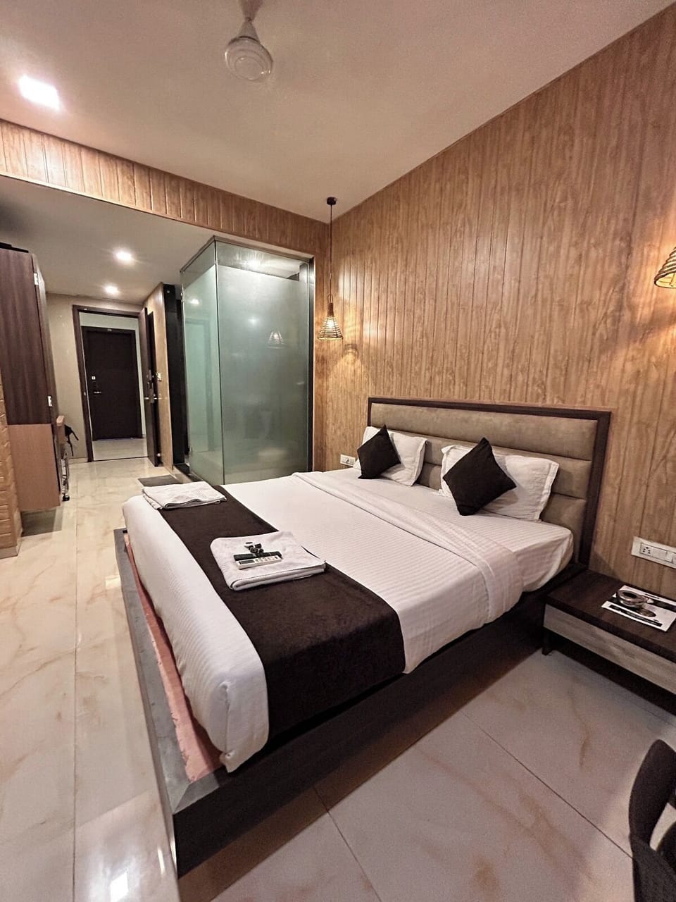 Premium Single Room, 1 King Bed, Smoking, City View | Premium bedding, Select Comfort beds, desk, laptop workspace
