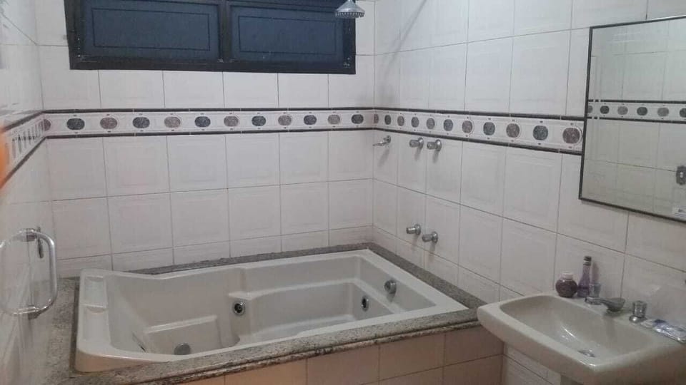 Deluxe Suite (Com Hidro) | Bathroom | Free toiletries, hair dryer, slippers, towels
