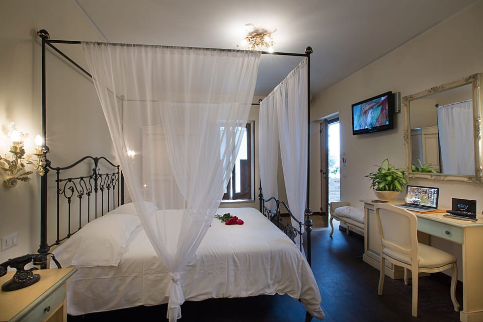 Hypo-allergenic bedding, minibar, in-room safe, individually furnished