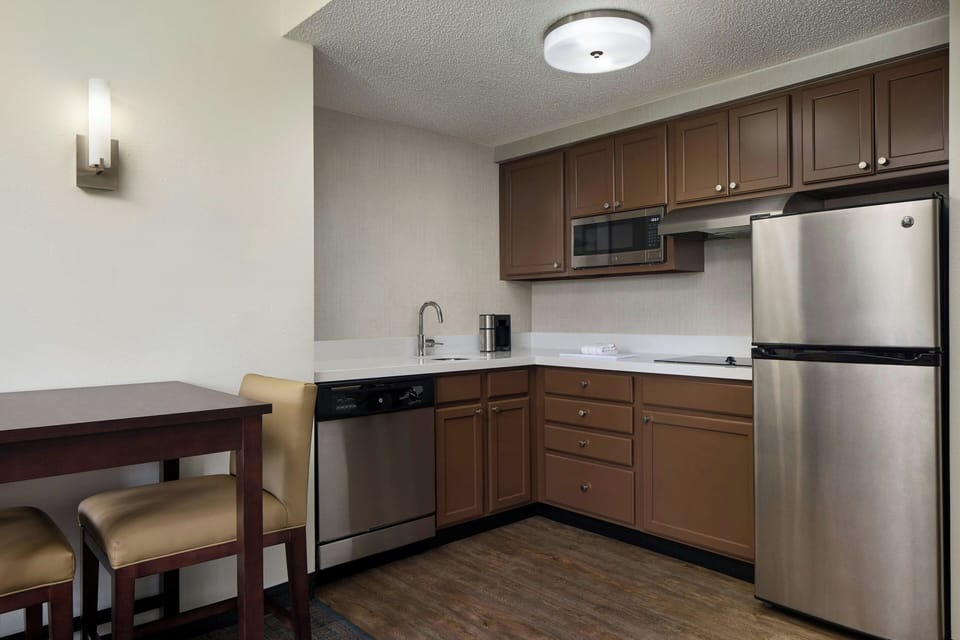 Coffee/tea maker, full-size fridge, microwave, stovetop