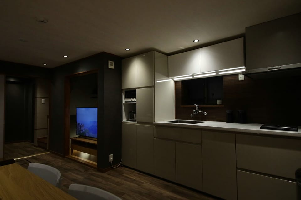 Ikko 8 | Private kitchenette | Full-size fridge, microwave, stovetop, electric kettle